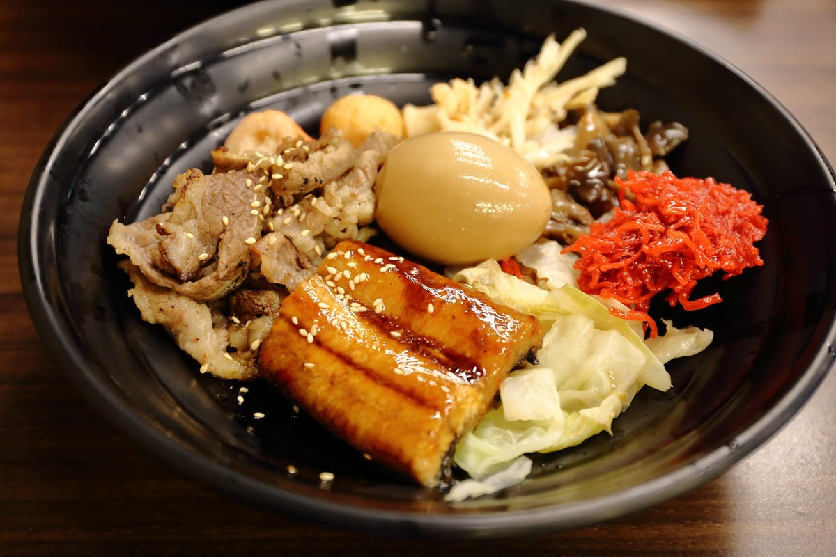 【食。永和】有間燒烤四十大道豪華炭火燒肉丼飯～大口吃肉爽度破表，份量滿分！超划算的燒肉丼飯！