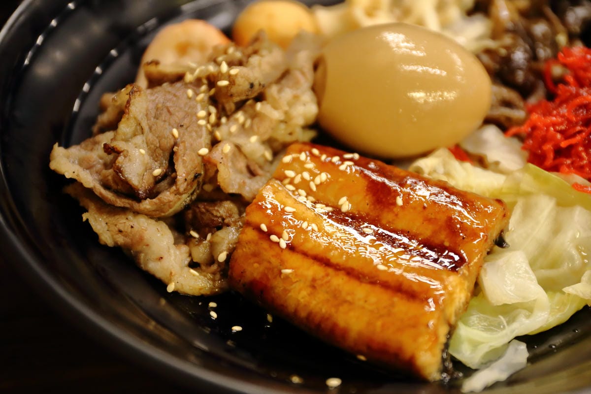【食。永和】有間燒烤四十大道豪華炭火燒肉丼飯～大口吃肉爽度破表，份量滿分！超划算的燒肉丼飯！