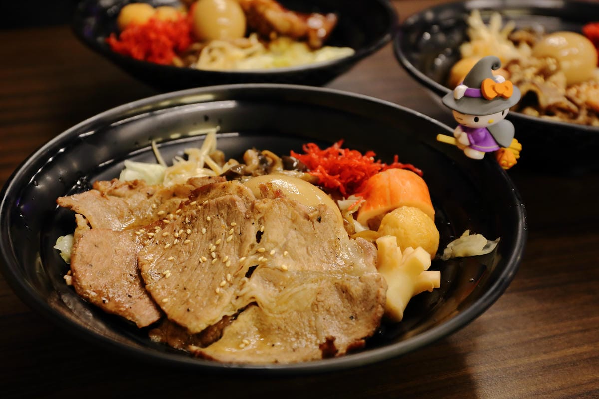 【食。永和】有間燒烤四十大道豪華炭火燒肉丼飯～大口吃肉爽度破表，份量滿分！超划算的燒肉丼飯！