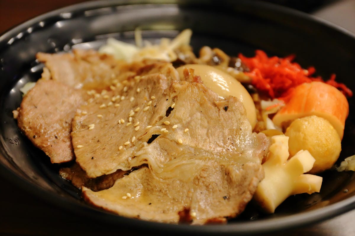【食。永和】有間燒烤四十大道豪華炭火燒肉丼飯～大口吃肉爽度破表，份量滿分！超划算的燒肉丼飯！