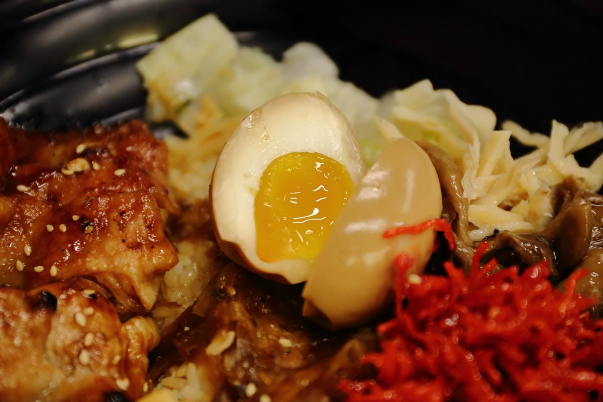 【食。永和】有間燒烤四十大道豪華炭火燒肉丼飯～大口吃肉爽度破表，份量滿分！超划算的燒肉丼飯！