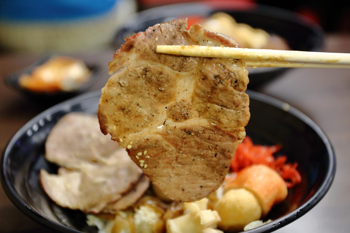 【食。永和】有間燒烤四十大道豪華炭火燒肉丼飯～大口吃肉爽度破表，份量滿分！超划算的燒肉丼飯！