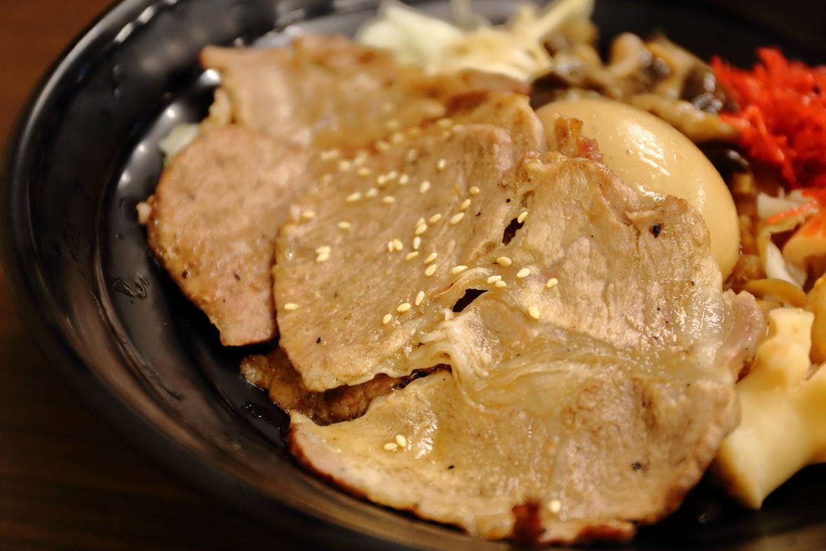 【食。永和】有間燒烤四十大道豪華炭火燒肉丼飯～大口吃肉爽度破表，份量滿分！超划算的燒肉丼飯！