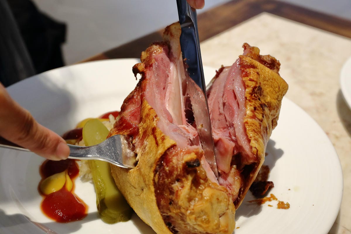 【食。士林】白房子 Yang Ｍing Caf’e～掀開美軍眷舍威嚴神秘的面紗，從早到晚都有不同風情。從選豆、研磨到沖泡，沖出北台灣最厲害的手沖咖啡！