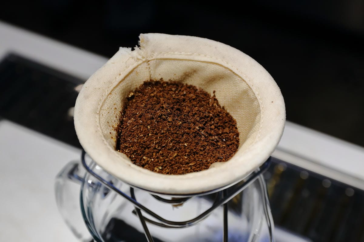 【食。士林】白房子 Yang Ｍing Caf’e～掀開美軍眷舍威嚴神秘的面紗，從早到晚都有不同風情。從選豆、研磨到沖泡，沖出北台灣最厲害的手沖咖啡！