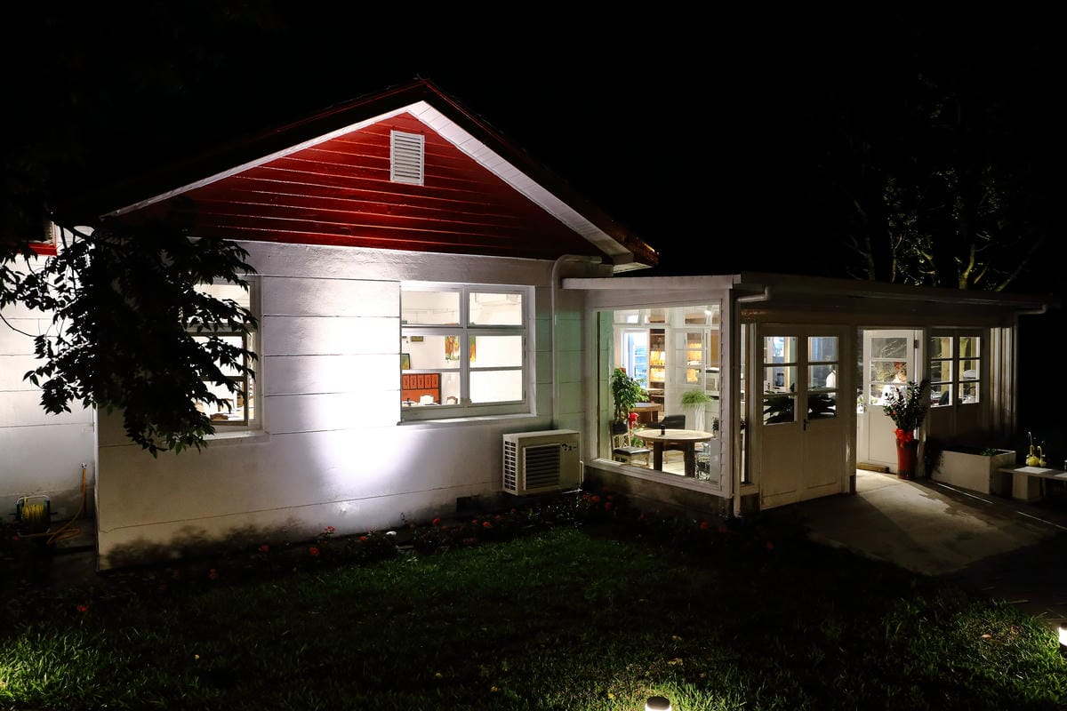 【食。士林】白房子 Yang Ｍing Caf’e～掀開美軍眷舍威嚴神秘的面紗，從早到晚都有不同風情。從選豆、研磨到沖泡，沖出北台灣最厲害的手沖咖啡！