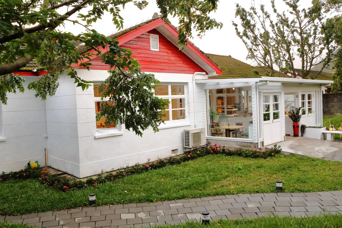 【食。士林】白房子 Yang Ｍing Caf’e～掀開美軍眷舍威嚴神秘的面紗，從早到晚都有不同風情。從選豆、研磨到沖泡，沖出北台灣最厲害的手沖咖啡！