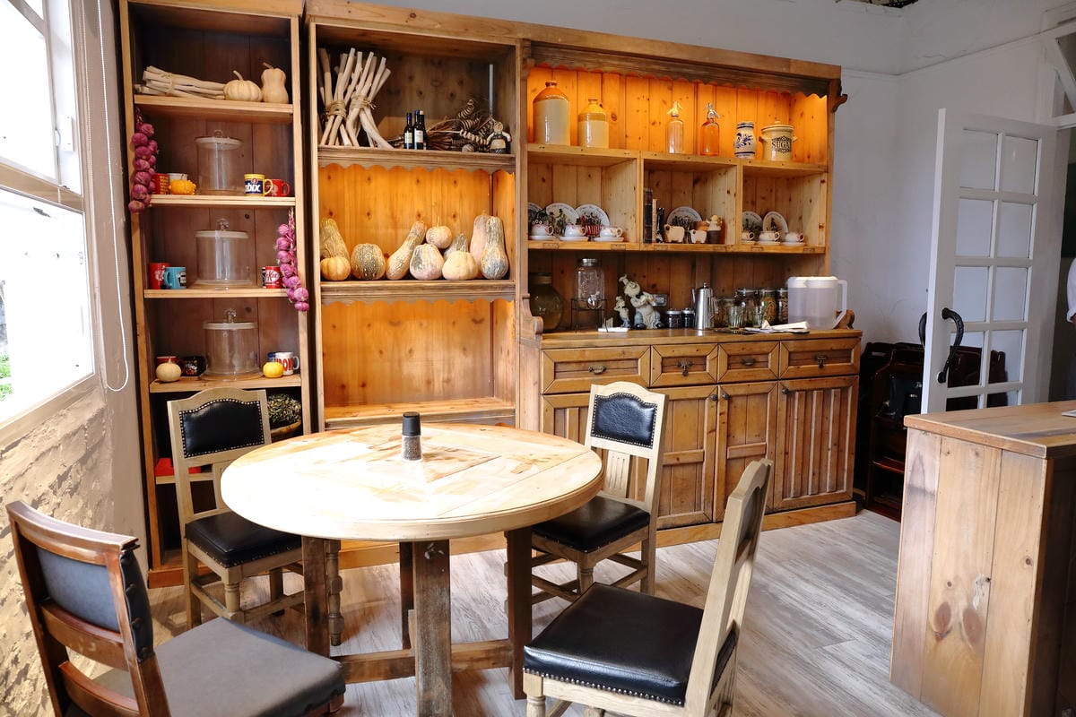 【食。士林】白房子 Yang Ｍing Caf’e～掀開美軍眷舍威嚴神秘的面紗，從早到晚都有不同風情。從選豆、研磨到沖泡，沖出北台灣最厲害的手沖咖啡！