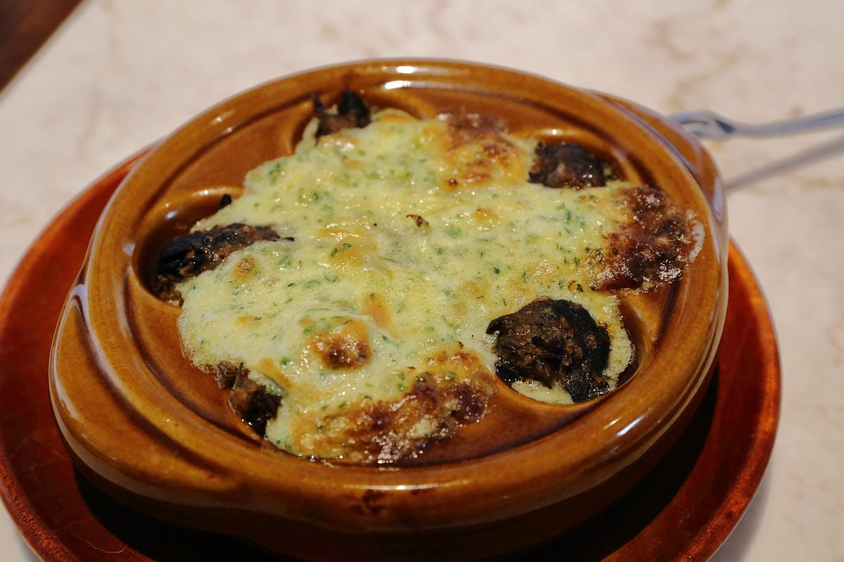 【食。士林】白房子 Yang Ｍing Caf’e～掀開美軍眷舍威嚴神秘的面紗，從早到晚都有不同風情。從選豆、研磨到沖泡，沖出北台灣最厲害的手沖咖啡！