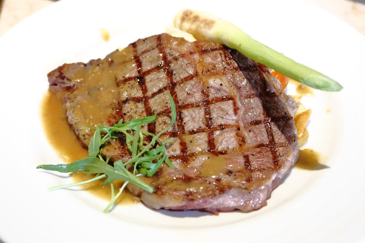 【食。士林】白房子 Yang Ｍing Caf’e～掀開美軍眷舍威嚴神秘的面紗，從早到晚都有不同風情。從選豆、研磨到沖泡，沖出北台灣最厲害的手沖咖啡！