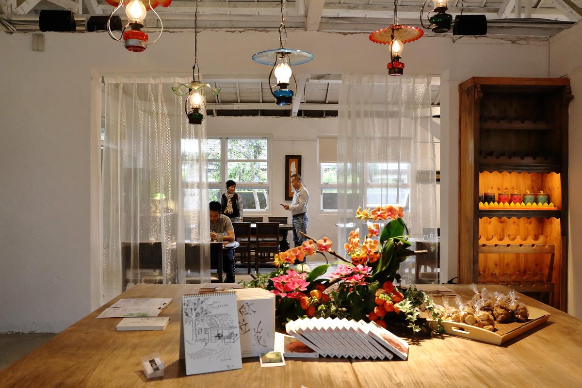 【食。士林】白房子 Yang Ｍing Caf’e～掀開美軍眷舍威嚴神秘的面紗，從早到晚都有不同風情。從選豆、研磨到沖泡，沖出北台灣最厲害的手沖咖啡！