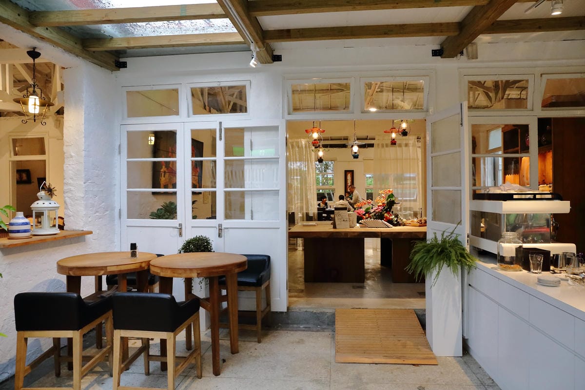 【食。士林】白房子 Yang Ｍing Caf’e～掀開美軍眷舍威嚴神秘的面紗，從早到晚都有不同風情。從選豆、研磨到沖泡，沖出北台灣最厲害的手沖咖啡！