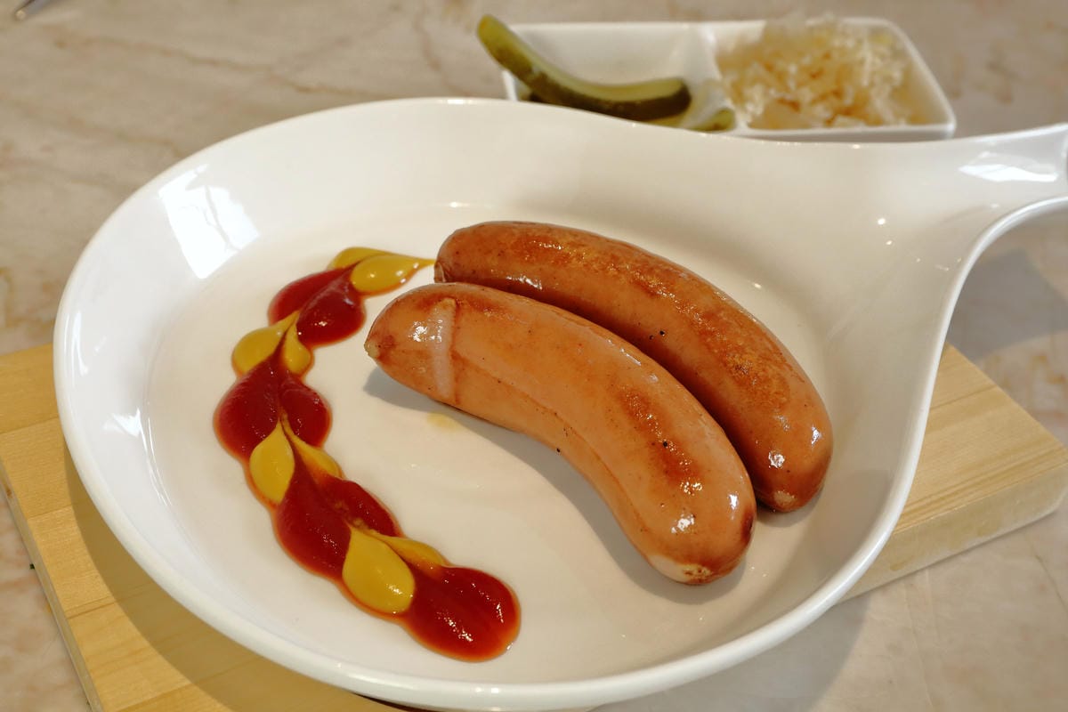 【食。士林】白房子 Yang Ｍing Caf’e～掀開美軍眷舍威嚴神秘的面紗，從早到晚都有不同風情。從選豆、研磨到沖泡，沖出北台灣最厲害的手沖咖啡！