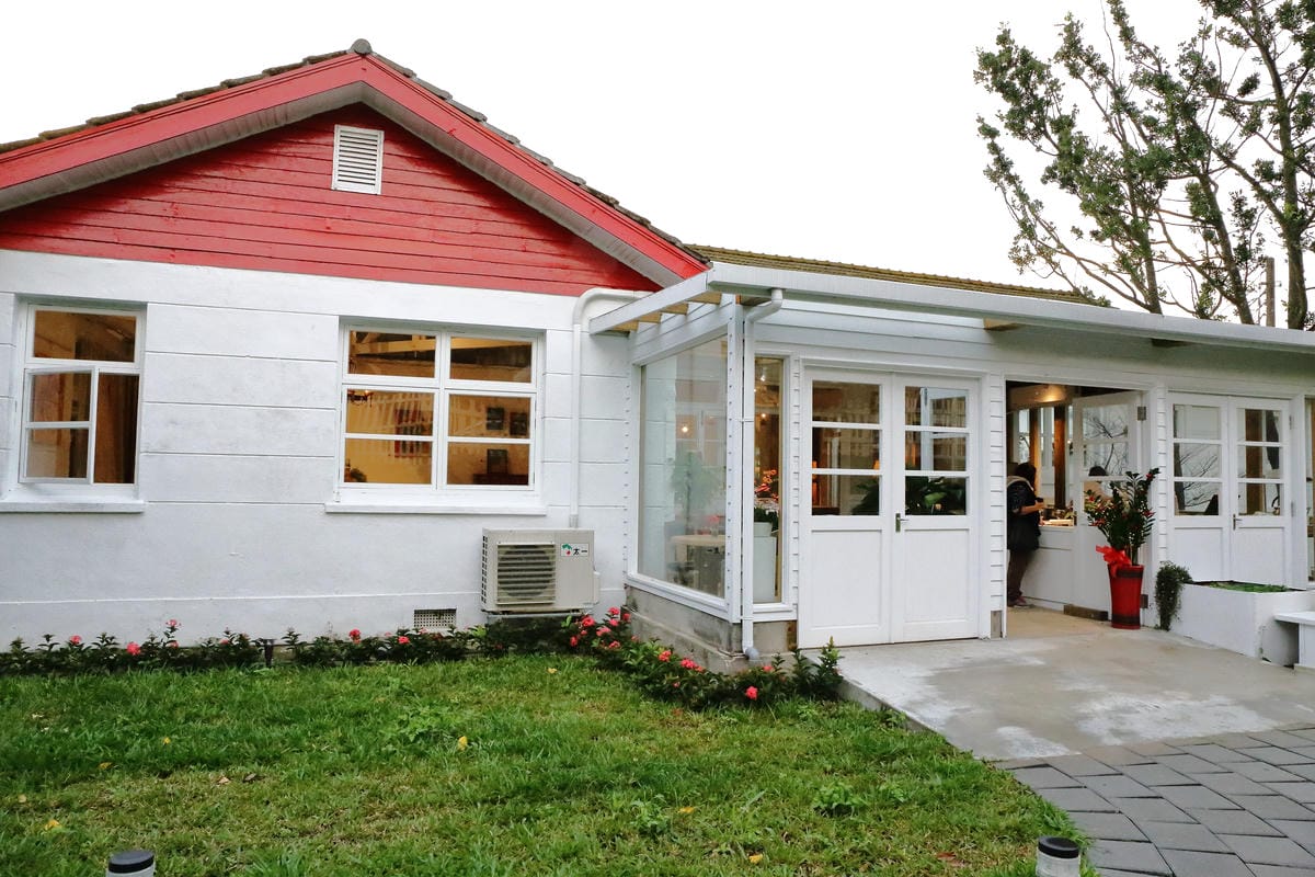 【食。士林】白房子 Yang Ｍing Caf’e～掀開美軍眷舍威嚴神秘的面紗，從早到晚都有不同風情。從選豆、研磨到沖泡，沖出北台灣最厲害的手沖咖啡！