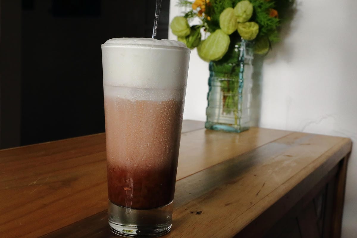 【食。士林】白房子 Yang Ｍing Caf’e～掀開美軍眷舍威嚴神秘的面紗，從早到晚都有不同風情。從選豆、研磨到沖泡，沖出北台灣最厲害的手沖咖啡！