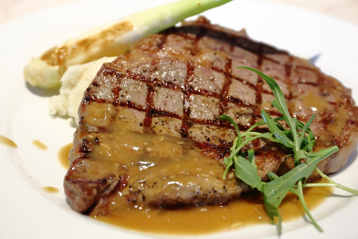 【食。士林】白房子 Yang Ｍing Caf’e～掀開美軍眷舍威嚴神秘的面紗，從早到晚都有不同風情。從選豆、研磨到沖泡，沖出北台灣最厲害的手沖咖啡！