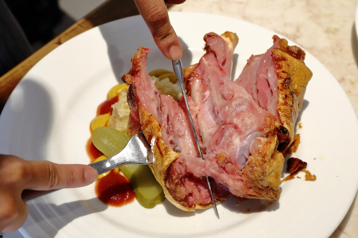 【食。士林】白房子 Yang Ｍing Caf’e～掀開美軍眷舍威嚴神秘的面紗，從早到晚都有不同風情。從選豆、研磨到沖泡，沖出北台灣最厲害的手沖咖啡！