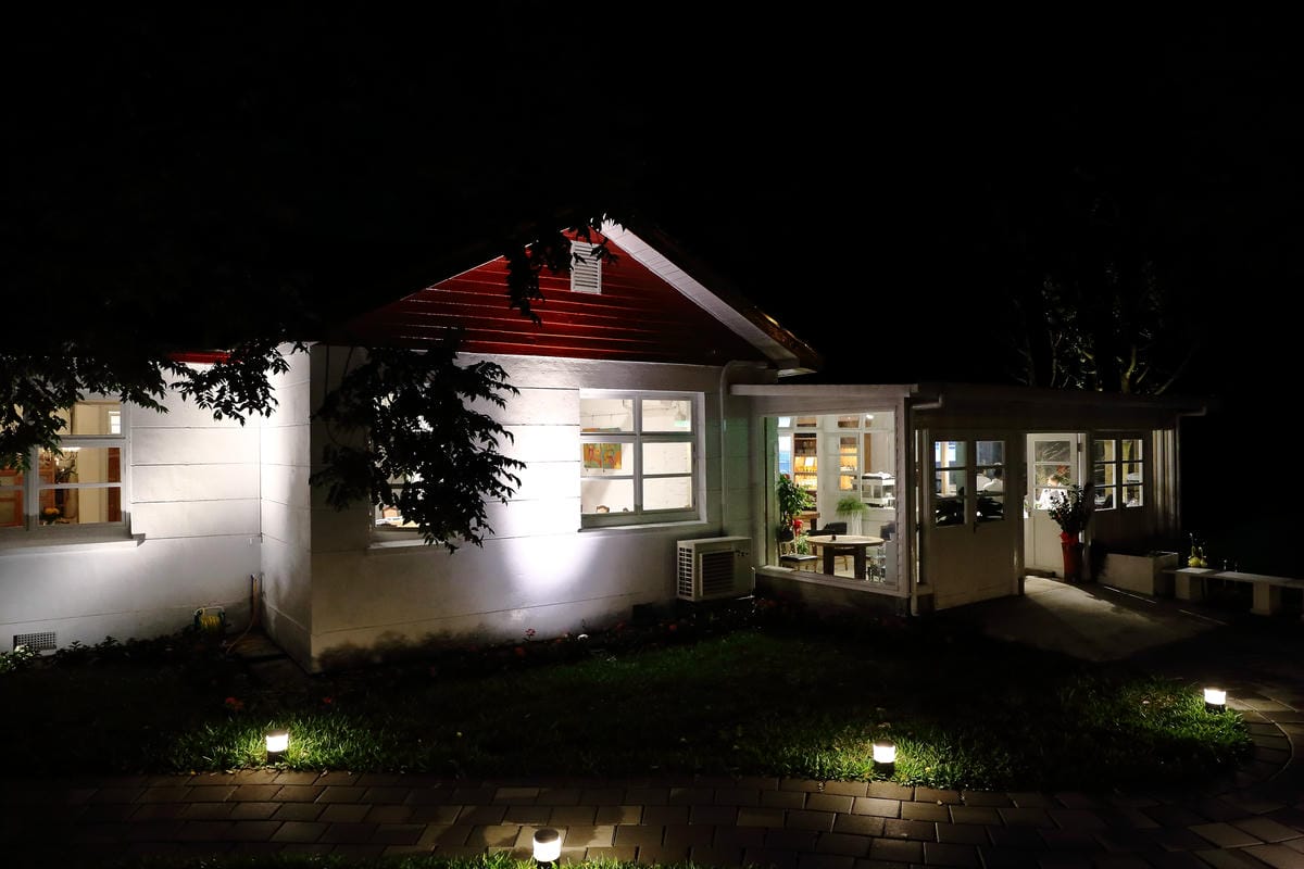 【食。士林】白房子 Yang Ｍing Caf’e～掀開美軍眷舍威嚴神秘的面紗，從早到晚都有不同風情。從選豆、研磨到沖泡，沖出北台灣最厲害的手沖咖啡！