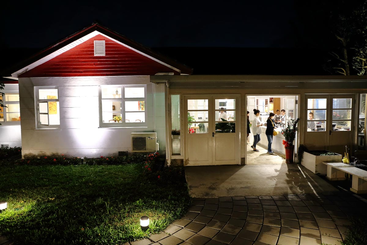 【食。士林】白房子 Yang Ｍing Caf’e～掀開美軍眷舍威嚴神秘的面紗，從早到晚都有不同風情。從選豆、研磨到沖泡，沖出北台灣最厲害的手沖咖啡！