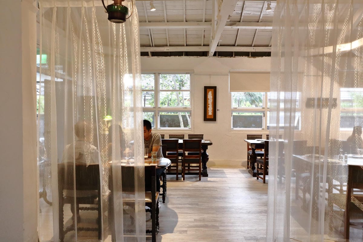 【食。士林】白房子 Yang Ｍing Caf’e～掀開美軍眷舍威嚴神秘的面紗，從早到晚都有不同風情。從選豆、研磨到沖泡，沖出北台灣最厲害的手沖咖啡！