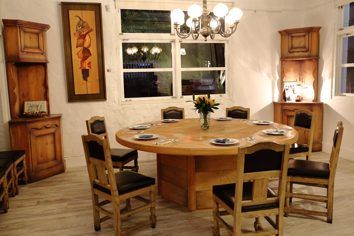 【食。士林】白房子 Yang Ｍing Caf’e～掀開美軍眷舍威嚴神秘的面紗，從早到晚都有不同風情。從選豆、研磨到沖泡，沖出北台灣最厲害的手沖咖啡！