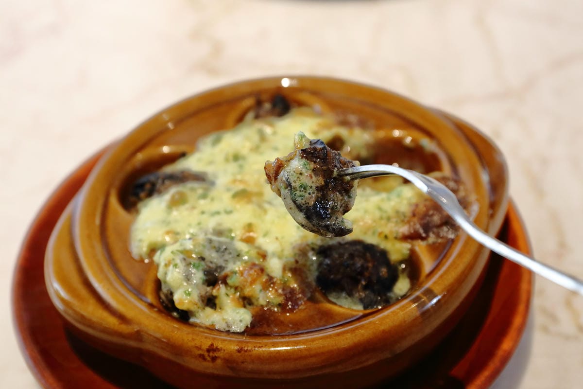 【食。士林】白房子 Yang Ｍing Caf’e～掀開美軍眷舍威嚴神秘的面紗，從早到晚都有不同風情。從選豆、研磨到沖泡，沖出北台灣最厲害的手沖咖啡！