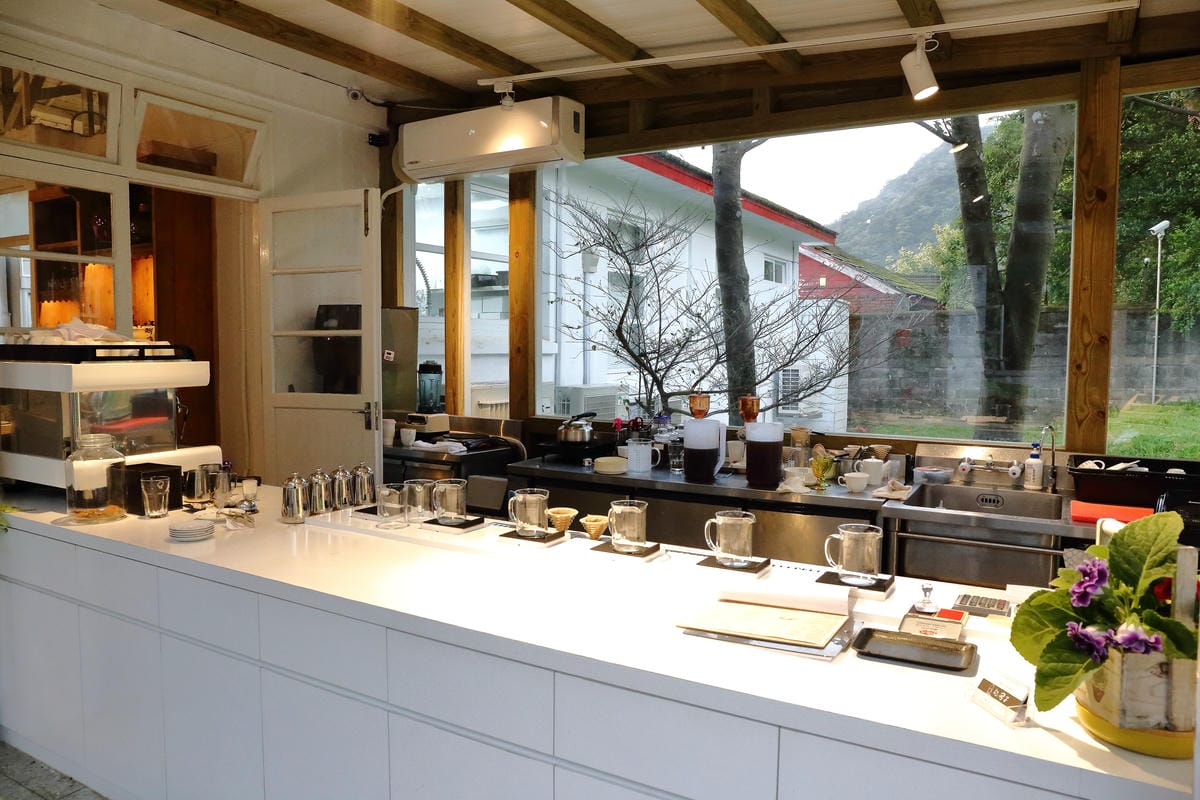 【食。士林】白房子 Yang Ｍing Caf’e～掀開美軍眷舍威嚴神秘的面紗，從早到晚都有不同風情。從選豆、研磨到沖泡，沖出北台灣最厲害的手沖咖啡！