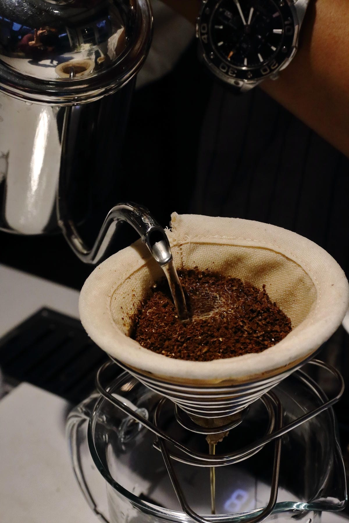 【食。士林】白房子 Yang Ｍing Caf’e～掀開美軍眷舍威嚴神秘的面紗，從早到晚都有不同風情。從選豆、研磨到沖泡，沖出北台灣最厲害的手沖咖啡！