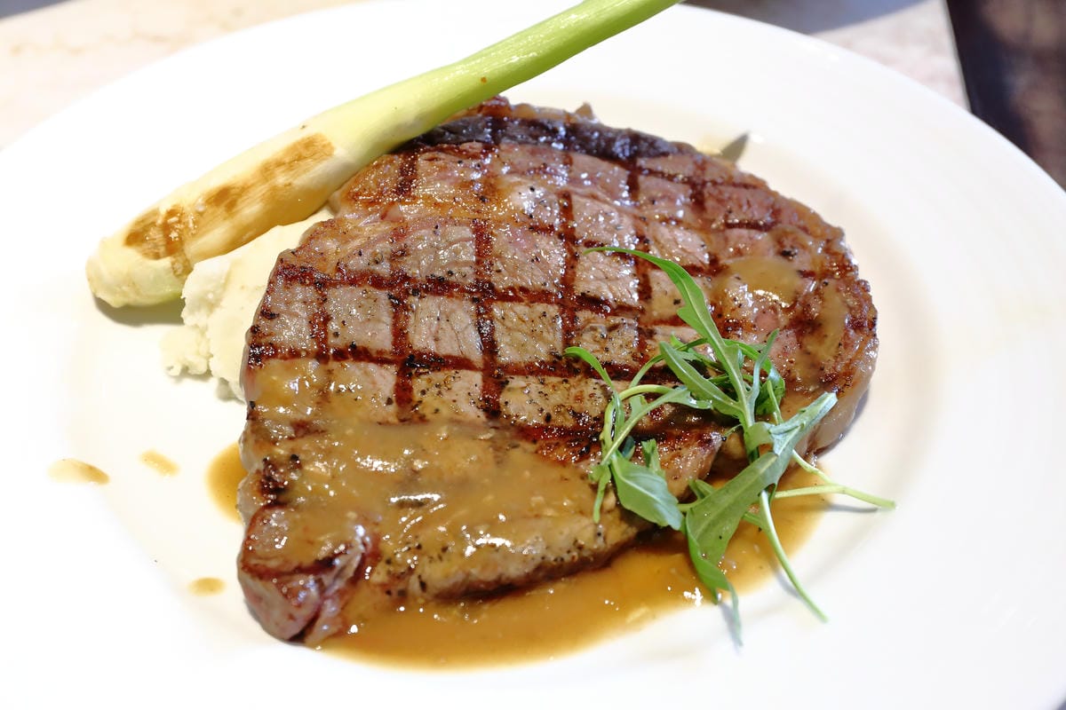 【食。士林】白房子 Yang Ｍing Caf’e～掀開美軍眷舍威嚴神秘的面紗，從早到晚都有不同風情。從選豆、研磨到沖泡，沖出北台灣最厲害的手沖咖啡！