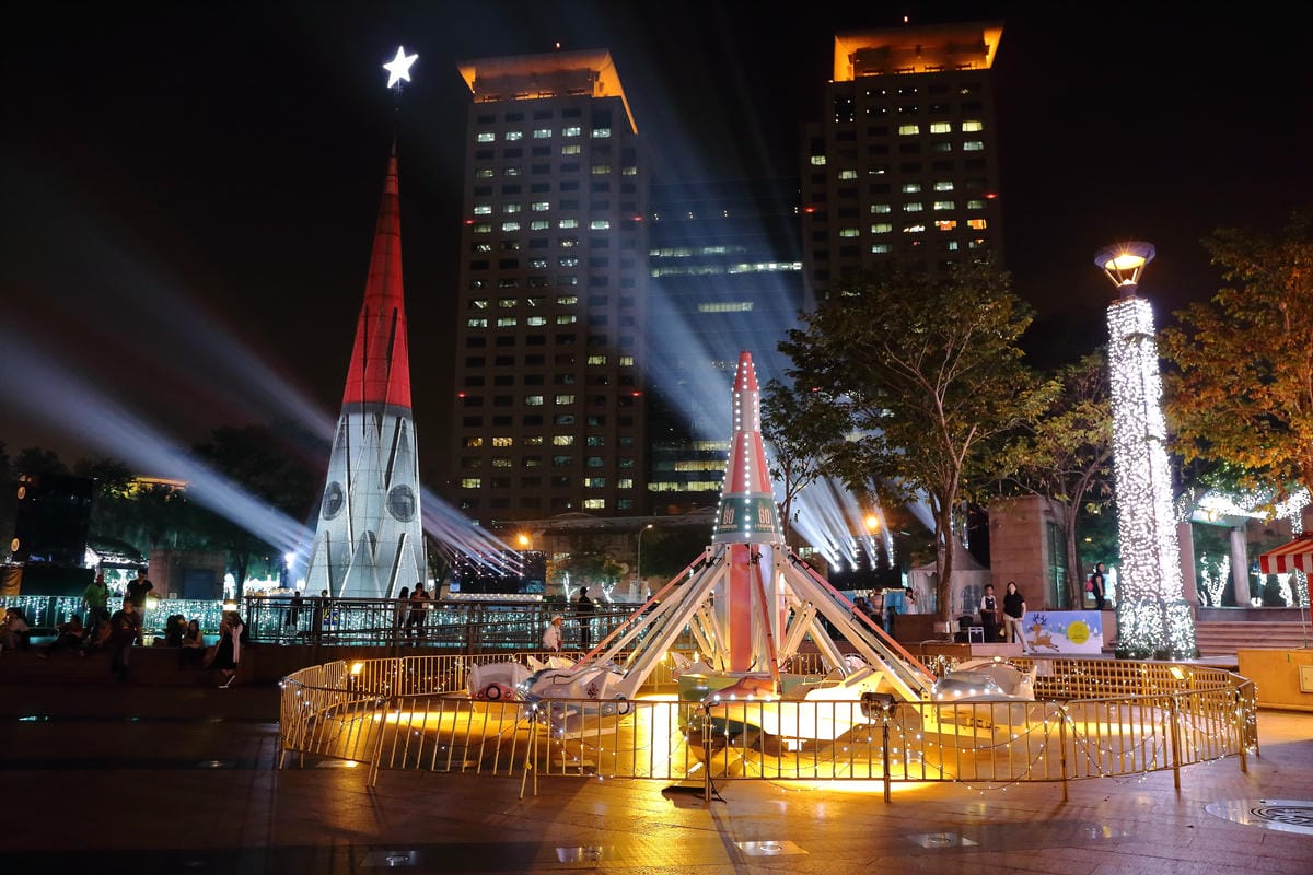 【遊。板橋】2016新北歡樂耶誕城～面積最大3D光雕投影+耶誕樹，主燈秀搶先看！（11/19浪漫開城）