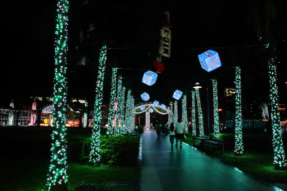 【遊。板橋】2016新北歡樂耶誕城～面積最大3D光雕投影+耶誕樹，主燈秀搶先看！（11/19浪漫開城）