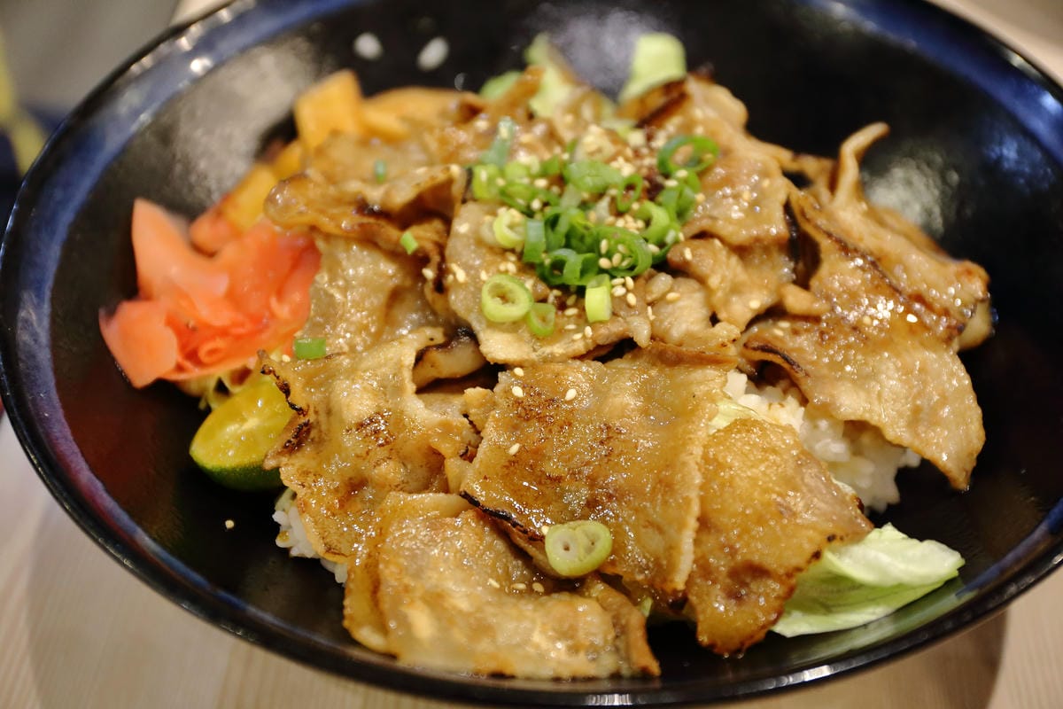 【食。永和】郭記粥無敵～9盎司巨無霸燒肉飯，肉食系大愛！超級無敵大碗海鮮麵，胃夠大你就來！