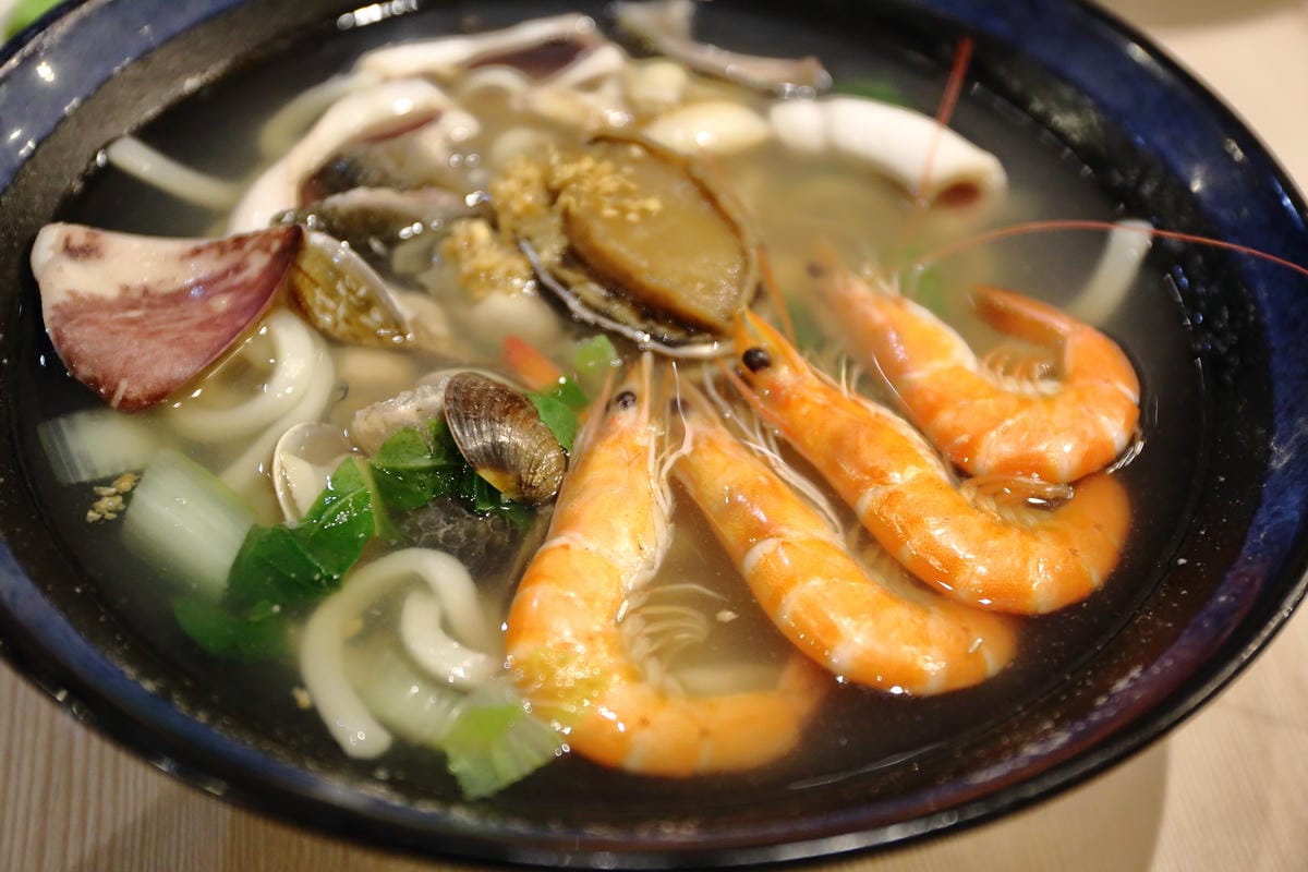 【食。永和】郭記粥無敵～9盎司巨無霸燒肉飯，肉食系大愛！超級無敵大碗海鮮麵，胃夠大你就來！