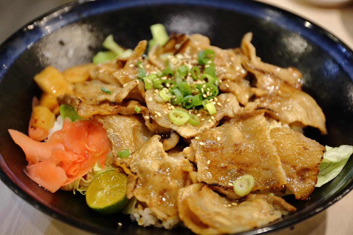 【食。永和】郭記粥無敵～9盎司巨無霸燒肉飯，肉食系大愛！超級無敵大碗海鮮麵，胃夠大你就來！