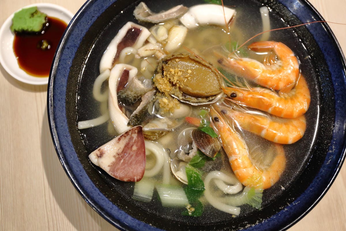 【食。永和】郭記粥無敵～9盎司巨無霸燒肉飯，肉食系大愛！超級無敵大碗海鮮麵，胃夠大你就來！