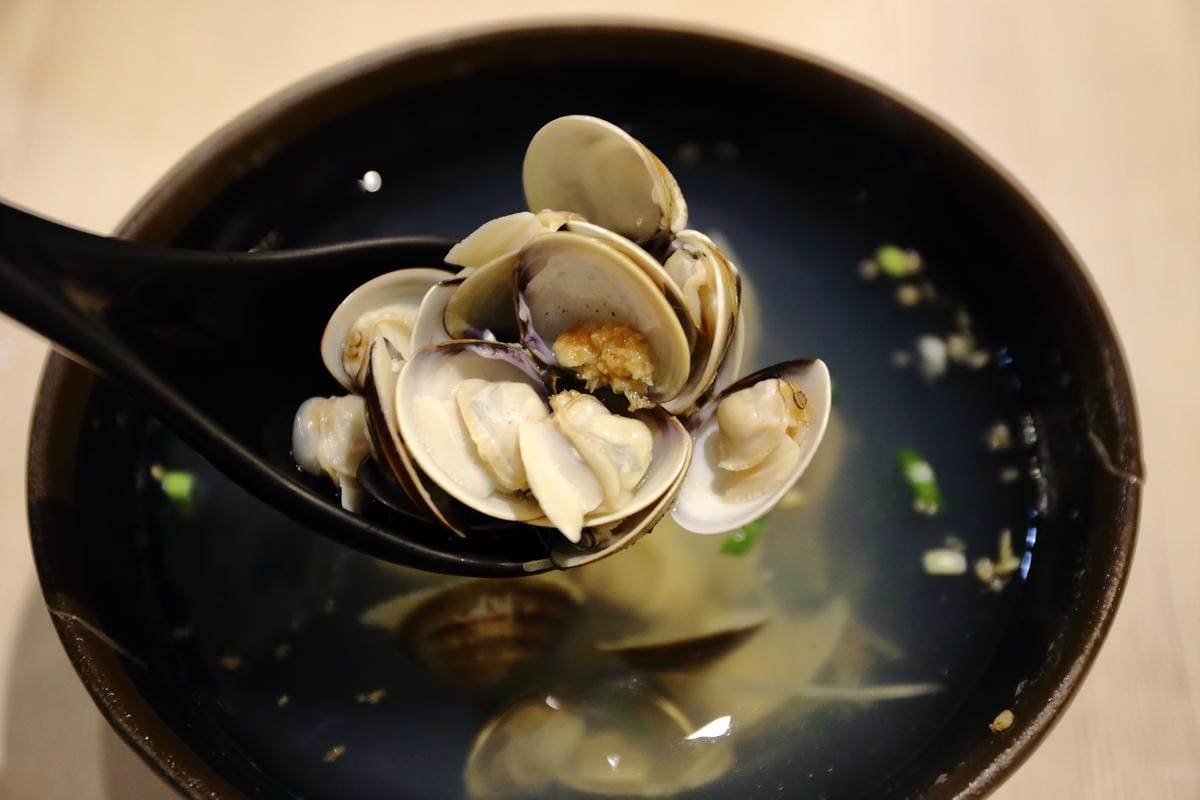 【食。永和】郭記粥無敵～9盎司巨無霸燒肉飯，肉食系大愛！超級無敵大碗海鮮麵，胃夠大你就來！