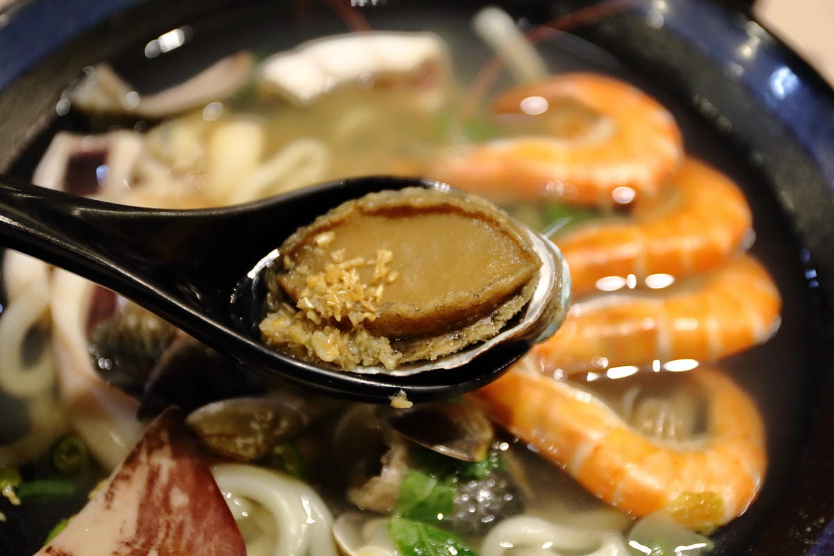 【食。永和】郭記粥無敵～9盎司巨無霸燒肉飯，肉食系大愛！超級無敵大碗海鮮麵，胃夠大你就來！