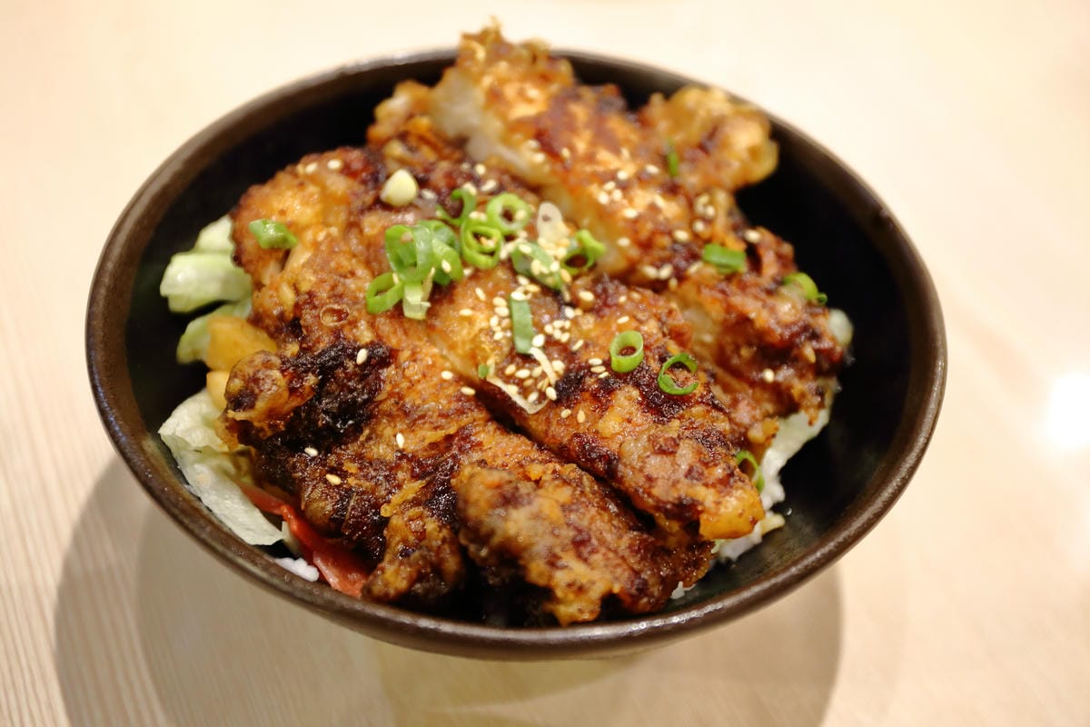 【食。永和】郭記粥無敵～9盎司巨無霸燒肉飯，肉食系大愛！超級無敵大碗海鮮麵，胃夠大你就來！