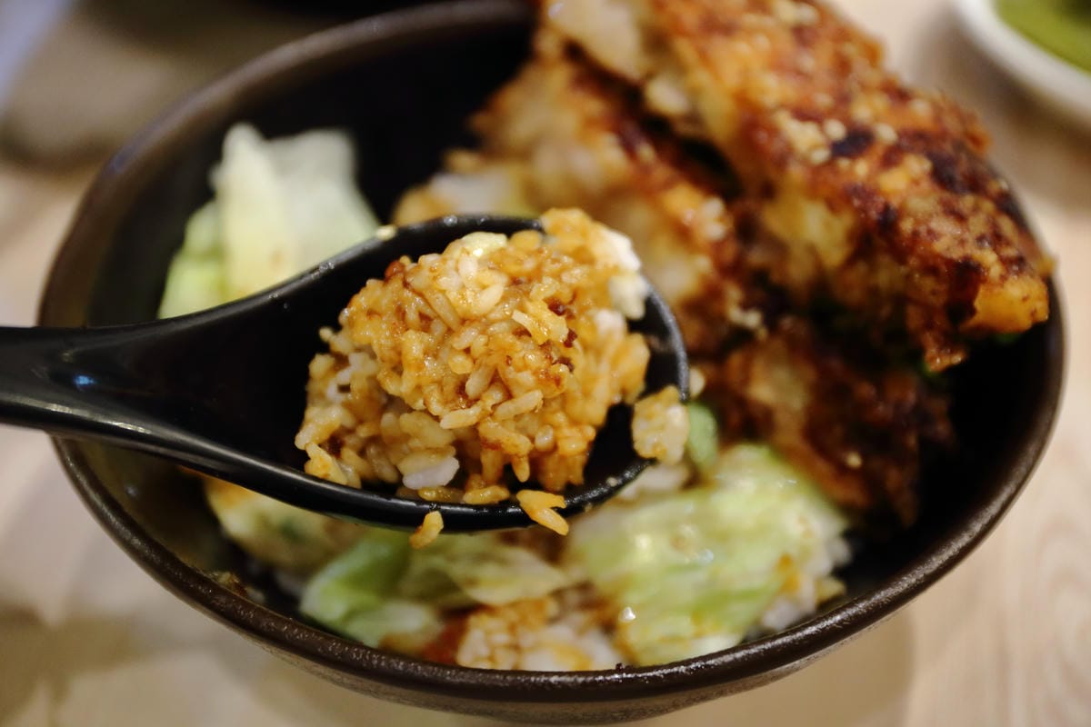 【食。永和】郭記粥無敵～9盎司巨無霸燒肉飯，肉食系大愛！超級無敵大碗海鮮麵，胃夠大你就來！