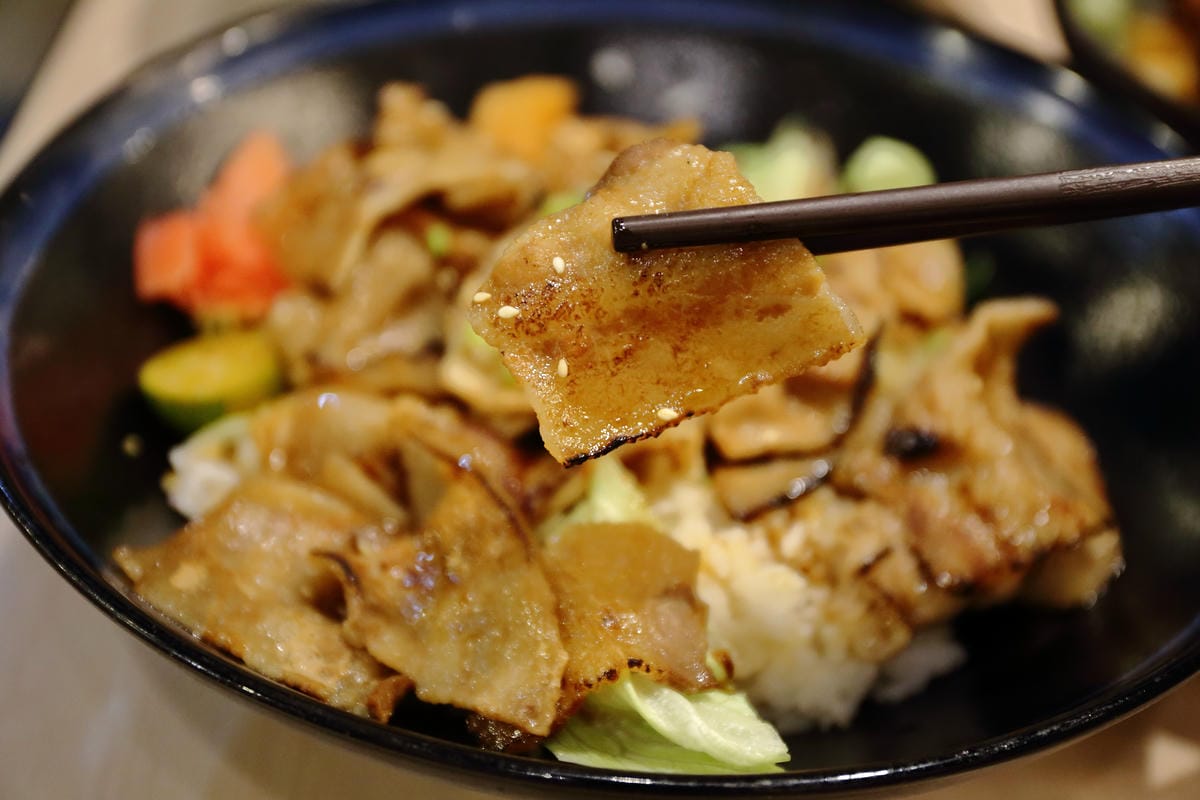 【食。永和】郭記粥無敵～9盎司巨無霸燒肉飯，肉食系大愛！超級無敵大碗海鮮麵，胃夠大你就來！