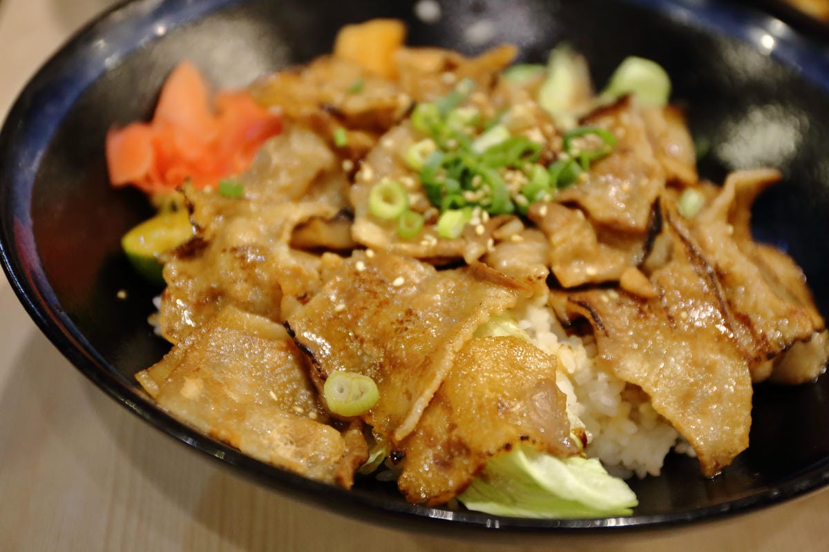 【食。永和】郭記粥無敵～9盎司巨無霸燒肉飯，肉食系大愛！超級無敵大碗海鮮麵，胃夠大你就來！