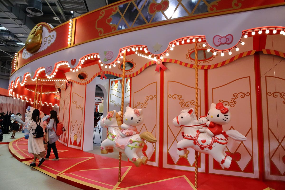 【展覽。台北】HELLO KITTY GO AROUND歡樂嘉年華～KITTY控注意了！！超華麗的三麗鷗盛會，今年絕不可錯過的超夢幻展覽‎！！（展場全攻略，文末抽獎贈票）