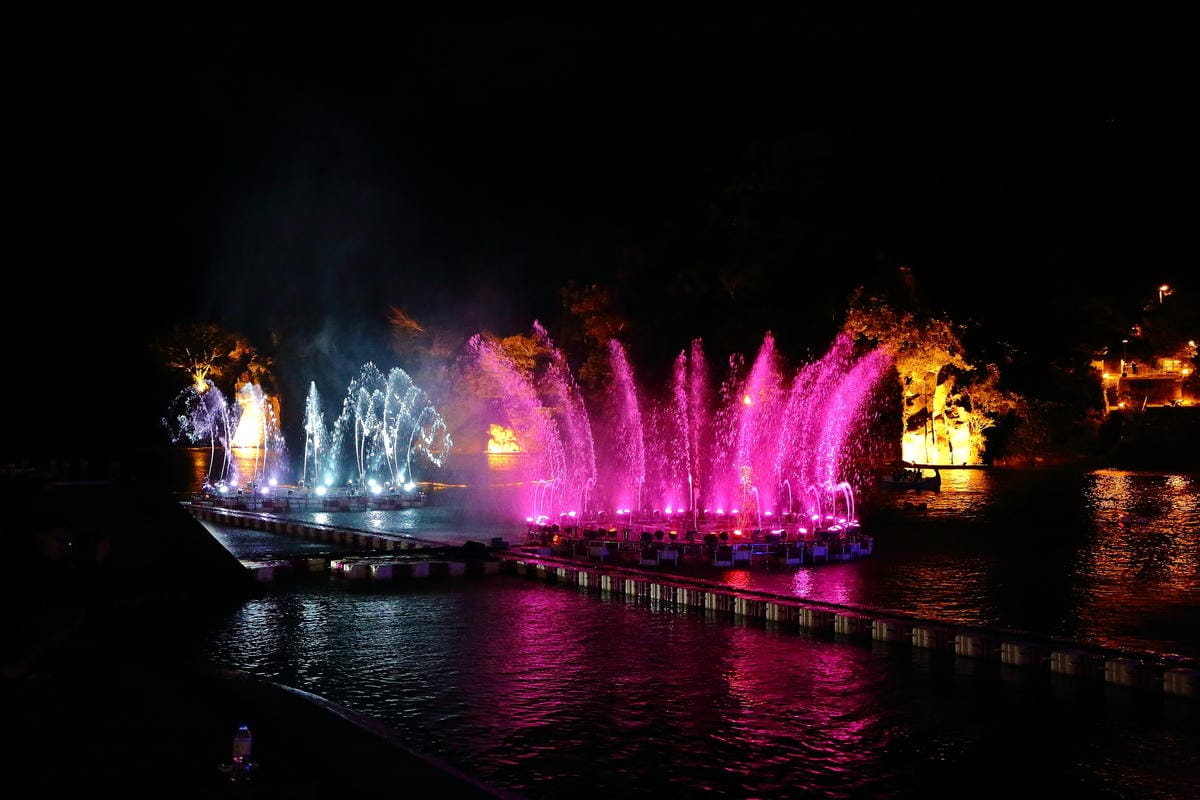 【遊。新店】碧潭水舞燈光秀～聖誕節去哪狂歡？不只新北耶誕城超漂亮，碧潭夜間燈光秀浪漫推薦！