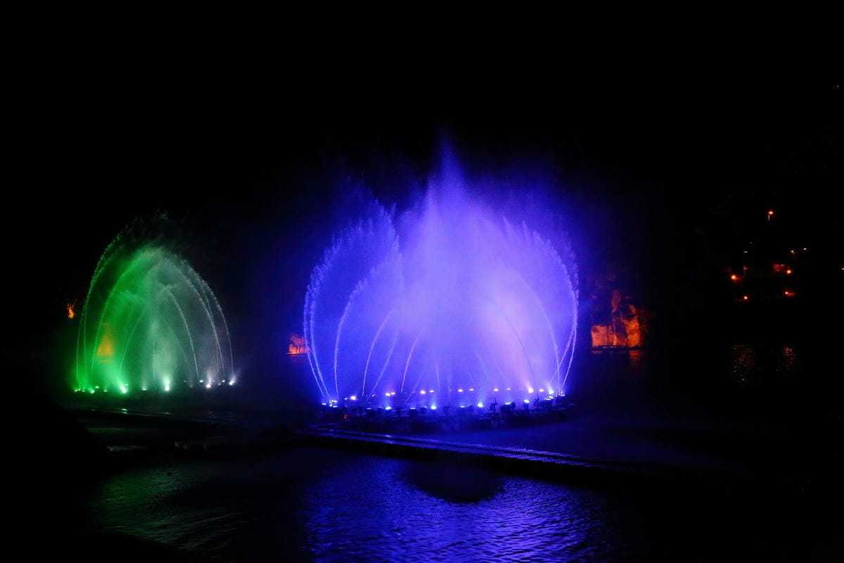 【遊。新店】碧潭水舞燈光秀～聖誕節去哪狂歡？不只新北耶誕城超漂亮，碧潭夜間燈光秀浪漫推薦！