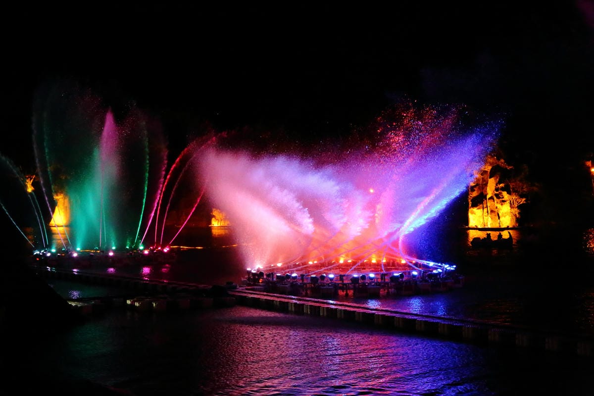 【遊。新店】碧潭水舞燈光秀～聖誕節去哪狂歡？不只新北耶誕城超漂亮，碧潭夜間燈光秀浪漫推薦！