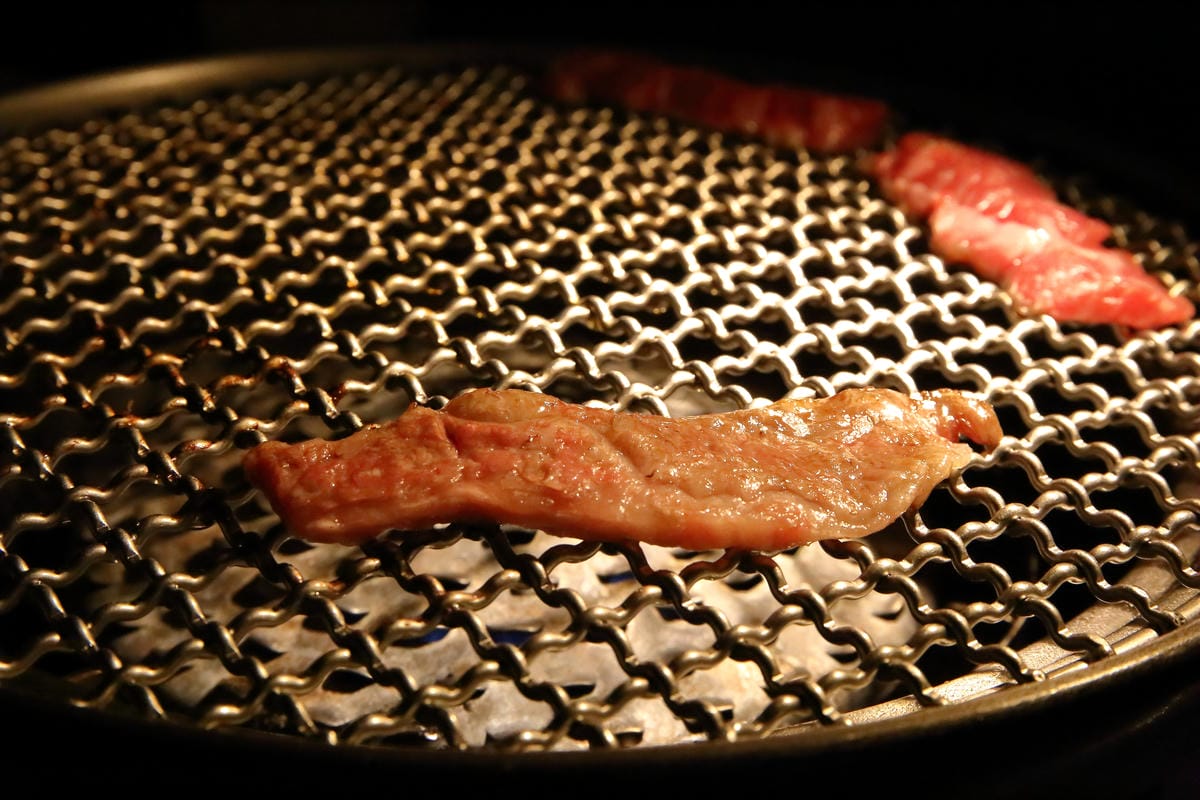 【食。台北】牧島燒肉專門店～台中知名排隊燒肉店。肉食控必吃！套餐無敵，專人桌邊服務烤肉也能很享受！（2017年全新菜單）