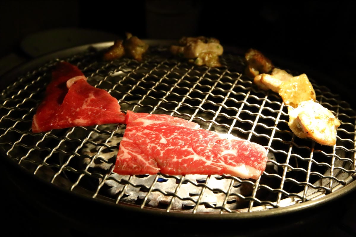 【食。台北】牧島燒肉專門店～台中知名排隊燒肉店。肉食控必吃！套餐無敵，專人桌邊服務烤肉也能很享受！（2017年全新菜單）