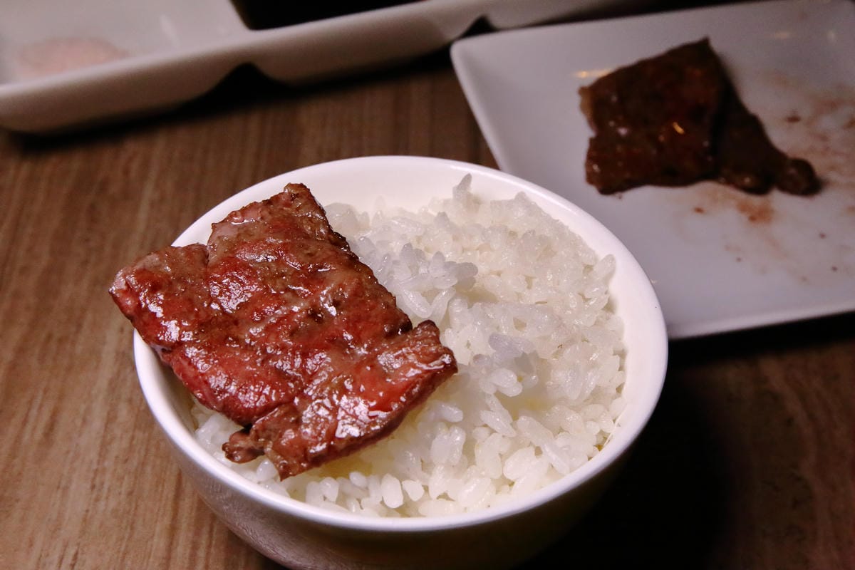 【食。台北】牧島燒肉專門店～台中知名排隊燒肉店。肉食控必吃！套餐無敵，專人桌邊服務烤肉也能很享受！（2017年全新菜單）