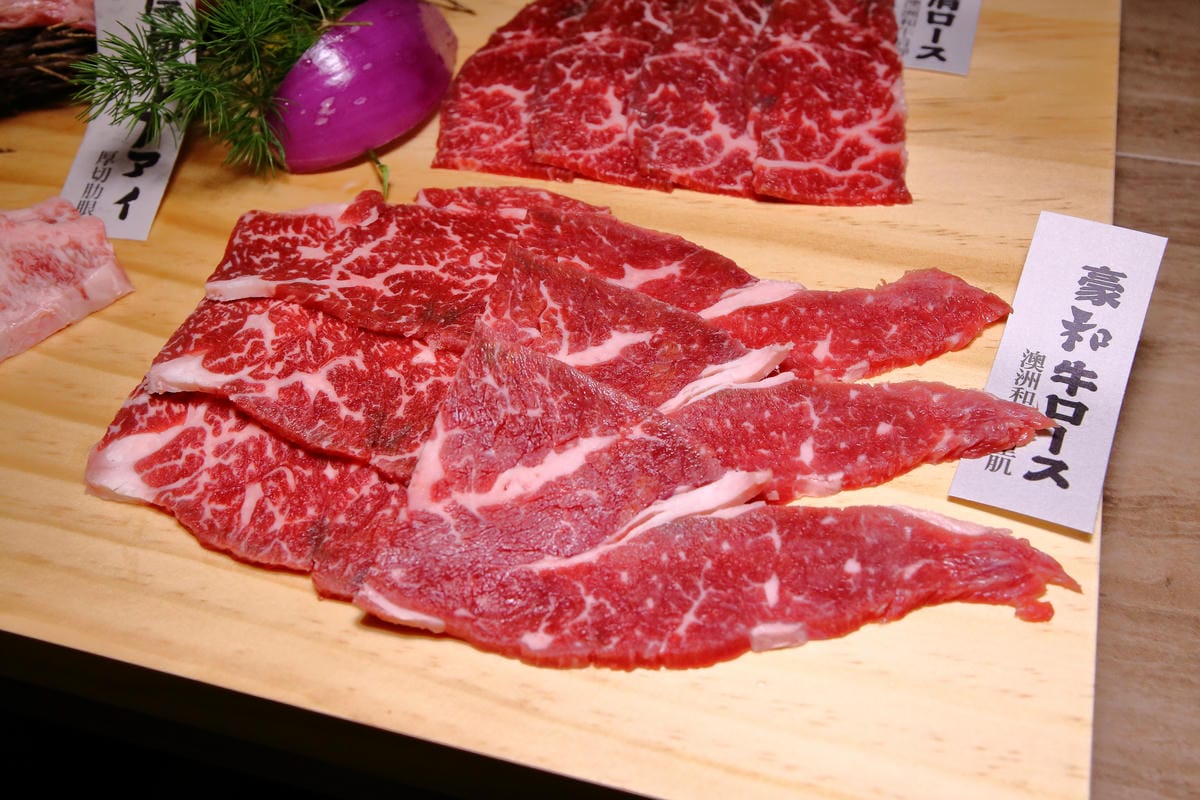 【食。台北】牧島燒肉專門店～台中知名排隊燒肉店。肉食控必吃！套餐無敵，專人桌邊服務烤肉也能很享受！（2017年全新菜單）