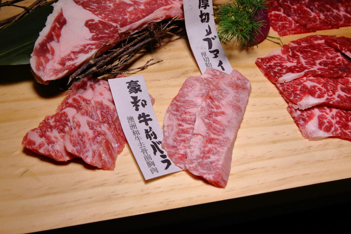 【食。台北】牧島燒肉專門店～台中知名排隊燒肉店。肉食控必吃！套餐無敵，專人桌邊服務烤肉也能很享受！（2017年全新菜單）